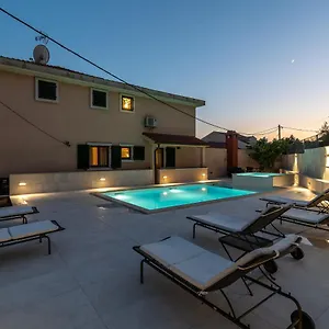 Lavandula With Heated Swimming Pool Apartament